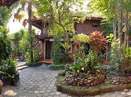 The Arya guest house, hotel em Gilimanuk