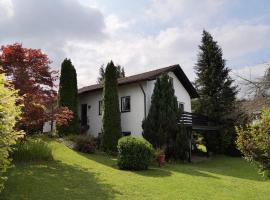 Sonniges Haus-Wohnung mit Garten im Oberallgäu, hotelli kohteessa Durach