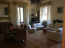 4bdrm elegant apartm in Private Estate, shared Swimmingpool, Maze Garden, landsted i Firenze