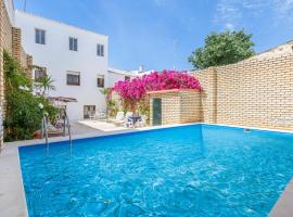 Beautiful home in Sevilla with Outdoor swimming pool and 5 Bedrooms, ξενοδοχείο σε Οσούνα