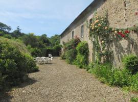 Gîte de La Ferme de La Cour, hótel í Crasville