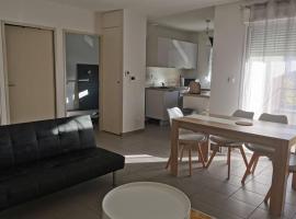 Appartement T2 accessible PMR avec terrasse et garage, hôtel à Onet le Château