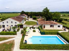 Les Gîtes de Brives, hotel s parkiralištem u gradu 'Brives-sur-Charente'