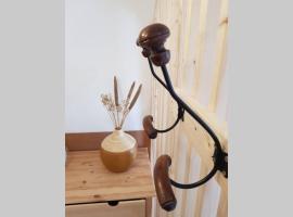 Cocon chic au pied du Vercors avec parking, hotel com estacionamento em Marches