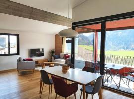 3,5 Zimmer Dachwohnung: Modern, komfortabel, zentral, mit Bergsicht, hotel in Disentis