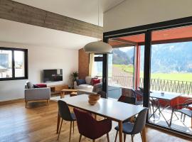 3,5 Zimmer Dachwohnung: Modern, komfortabel, zentral, mit Bergsicht, hotel in zona Monastery Disentis, Disentis
