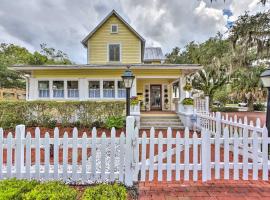 Charming Historic Home - Walk to Waterfront!, cabaña en Green Cove Springs