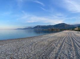 Koulouras Holiday Apartments, hotel u blizini znamenitosti 'Ydroviotopos Alikis' u gradu 'Nikolaíika'