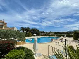 Beau studio dans résidence avec piscine et vue sur la ville - 5min des plages