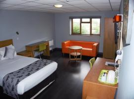 Happy Guests Lodge, hotel with parking in Lower Whitley