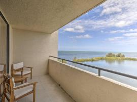 Waterfront Resort Condo with Private Beach and Pool, hotel en Hudson