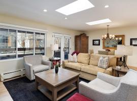 Fasching Haus Unit 303, Sunny Top Floor Condo, 2 Private Decks, 2 Blocks to Downtown Aspen, hotel a Aspen