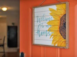 NEW! Downtown ATL Luxury Sunflower Bungalow, nh&agrave; nghỉ dưỡng ở Atlanta