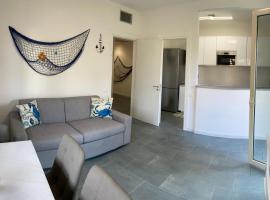 Appartamento completamente rinnovato, con giardino, a 100 mt dal mare, lodging in Marina di Massa