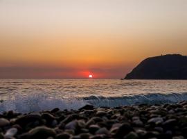 Precioso apartamento cerca del mar con wifi, piscina y parking, hotel in La Herradura