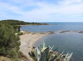 Luxury 4 bed apartment on coastal footpath at Cap Ras, apartment sa Llança