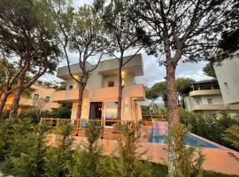 Beachfront villa in Qerret beach with a private pool, Hotel in Golem