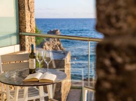 Black Rocks Family, Luxury Seafront Beach Maisonette, villa i Agios Gordios