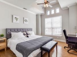Gorgeous Oak Lawn Townhouse KING BEDS, vacation home in Dallas