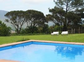 Villa in Oliveda Sleeps 4 with Pool, hotell i Maçanet de Cabrenys
