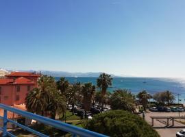 Appartement rooftop vue mer, hotell nära Salis-stranden, Antibes