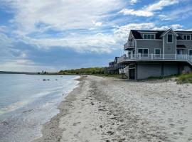 Sunny Beach House Getaway - Steps From Water!, allotjament vacacional a Mattapoisett