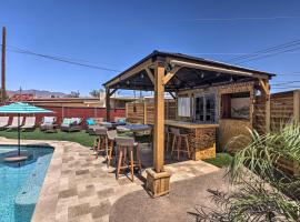 Updated Home with Outdoor Oasis, 2 Mi to Lake!, hospedaje de playa en Lake Havasu City