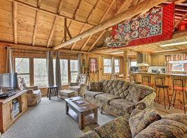 Rustic River View Cabin with Fire Pit, Games and Grill, hotel em Houghton Lake