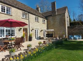Thames Head Wharf - Historic Cotswold Cottage with Stunning Countryside Views, hotel in Cirencester
