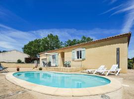 Spacious Holiday Home in Aigues vives, hotel in Aigues-Vives