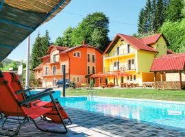 Green Villas Tjentiste: Tjentište şehrinde bir havuzlu otel
