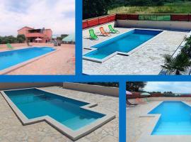 Sunny apartment with pool, hotel a Šišan