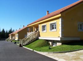 Apartamentos Turísticos San Breixo, готель з парковкою у місті Карбальо