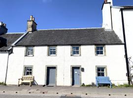Newton Cottage South, hotel with parking in Inveraray