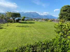 Flowers & garden apartment con vista lago
