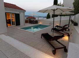 Villa Solenta s grijanim bazenom, Hotel in Stomorska