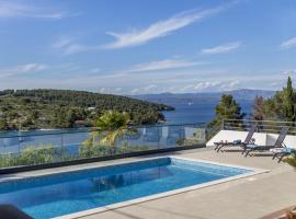 Viesnīca Villa CAPTAINS house on Šolta island with private pool, 3 bedrooms, 4 bathrooms, amazing sea views pilsētā Nečujama