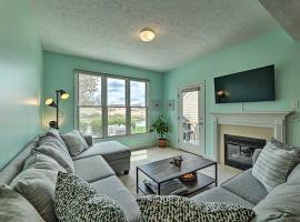 Bright, Beautiful Manistee Condo Near Beach and Pool, appartement à Manistee