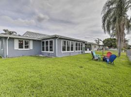 Charming Home with Patio, 7 Mi to Sunset Beach!, vacation home in Holiday