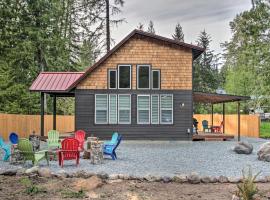 Cozy Cabin - 5 Miles to Mt Rainier National Park!, hotel ad Ashford