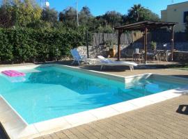 Villa Arisa with pool, hotelli, jossa on uima-allas kohteessa Selva di Fasano