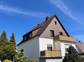 Gemütliche Dachgeschosswohnung: Aßlar şehrinde bir otel