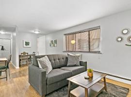 Stunning 1BR Apartment at Center of Lakeview - Oakdale 211, hotel em Chicago