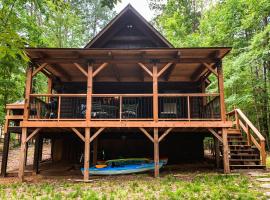 Secluded River Bend Retreat with Private Dock and Kayaks, hotel u gradu Turnwold