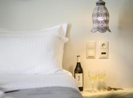 Africanis Suites, serviced apartment in Schinoussa