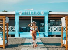 HILLS RESORT Beach, Bungalows and Bar - Velika Plaza Ulcinj، فندق في أولتسينج