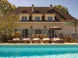 Quiet 50's cottage - 12 p. - Private park & pool, cheap hotel in Fourcès