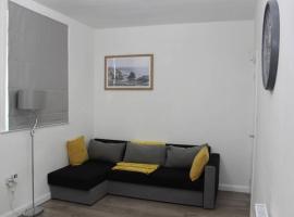 Newly Refurbished 3 Bed 2.5 Bath House in Staines, ξενοδοχείο στο Staines