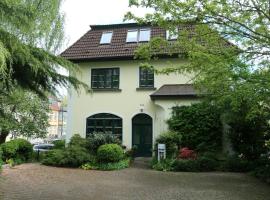 Villenappartement mit Blick ins Grüne am Rande der wunderschönen Altstadt, cheap hotel in Wismar