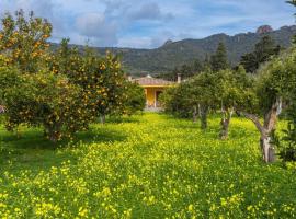 A charming country cottage + bikes and kayaks, casa de temporada em Bosa